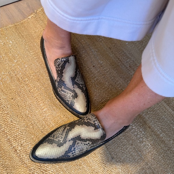 Neiman Marcus Brand Leather Snake Print and Black Leather Loafers. Super chic ❤️